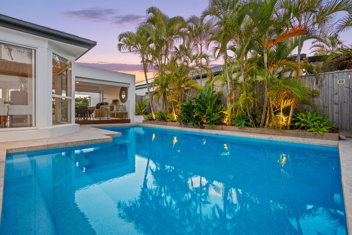 8 Seychelles Court BURLEIGH WATERS 5