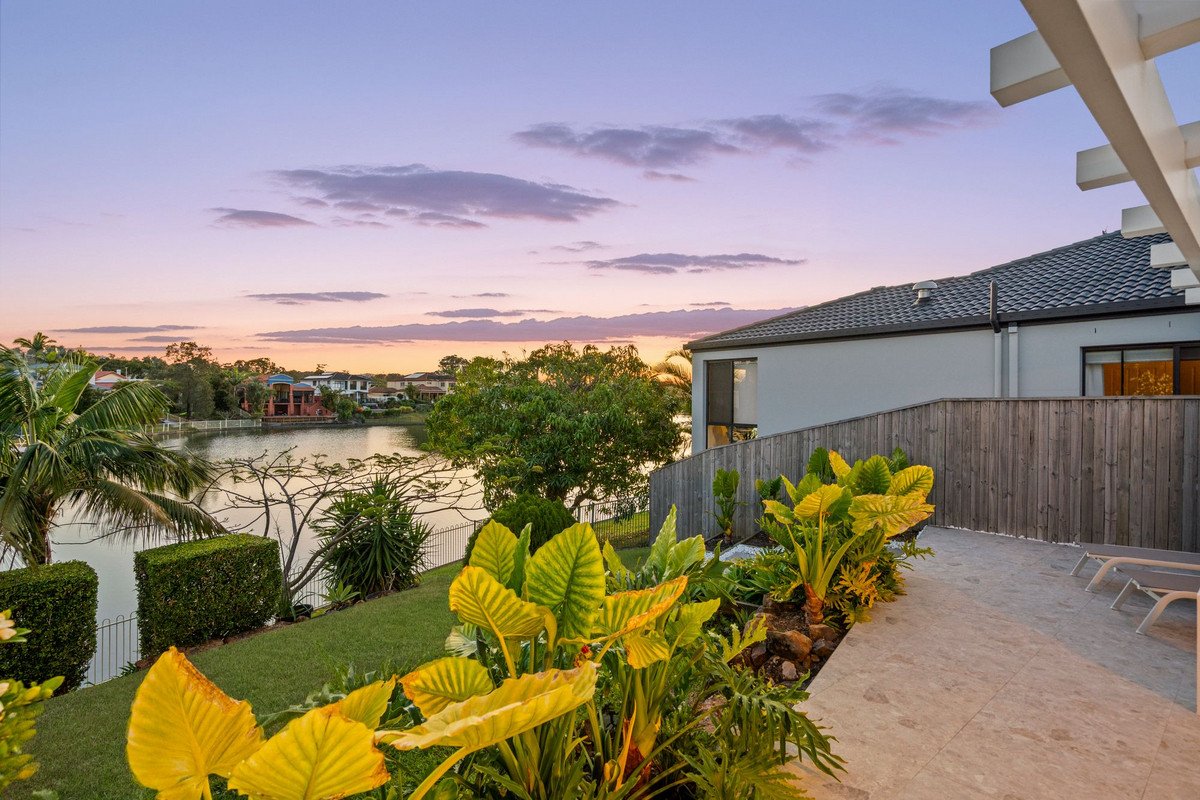 8 Seychelles Court BURLEIGH WATERS 6