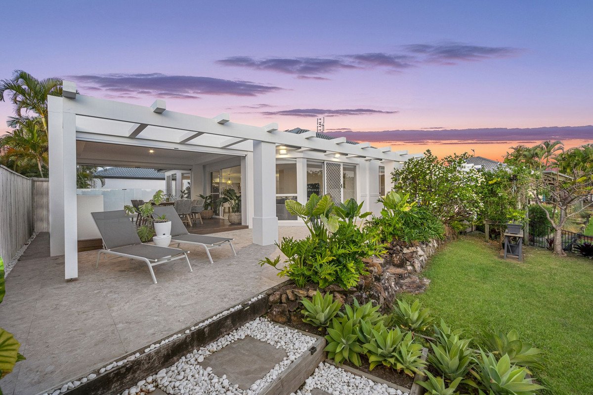 8 Seychelles Court BURLEIGH WATERS 7