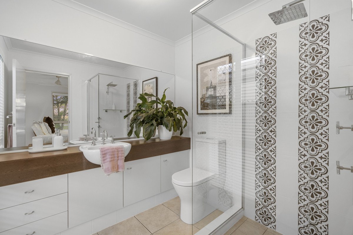 8 Seychelles Court BURLEIGH WATERS 11