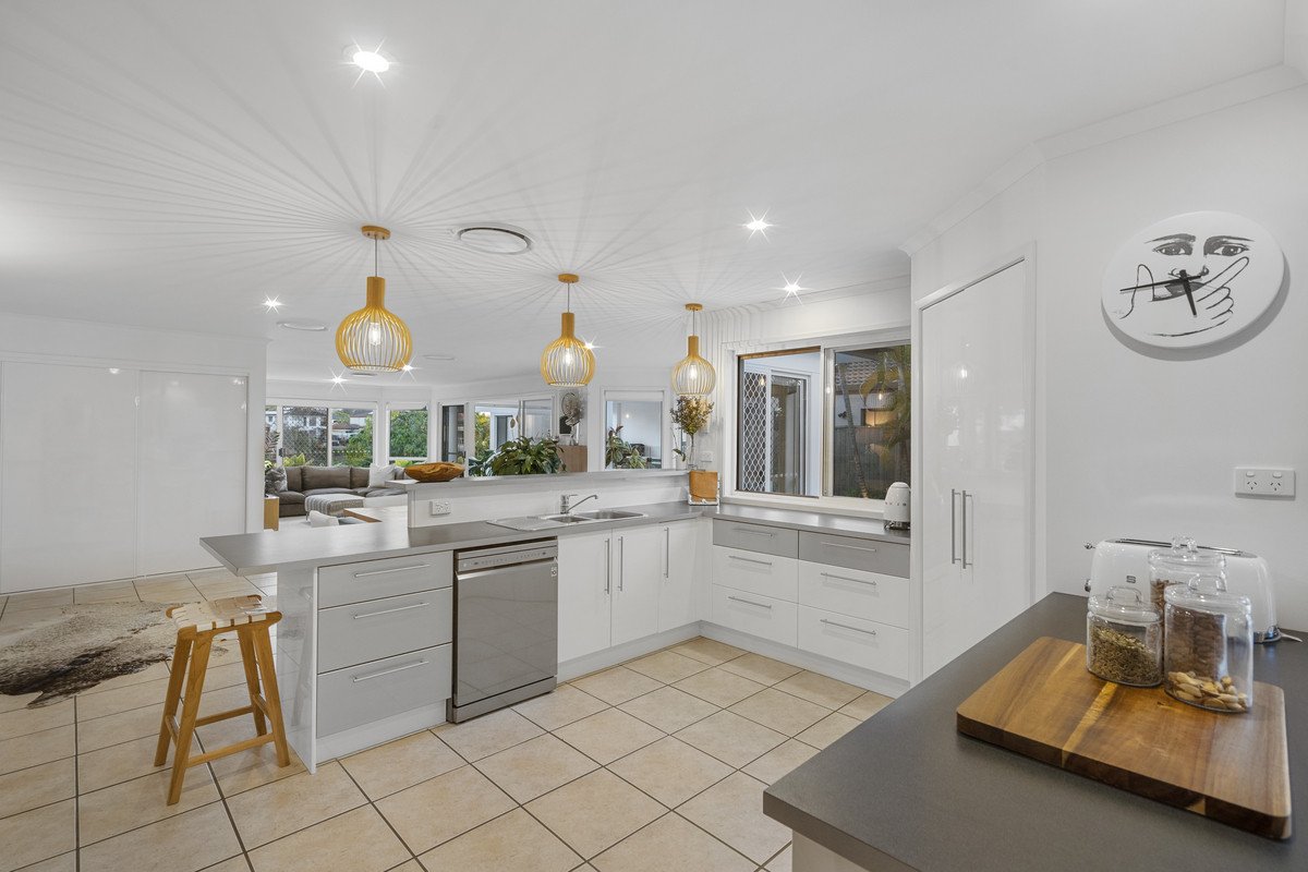 8 Seychelles Court BURLEIGH WATERS 14