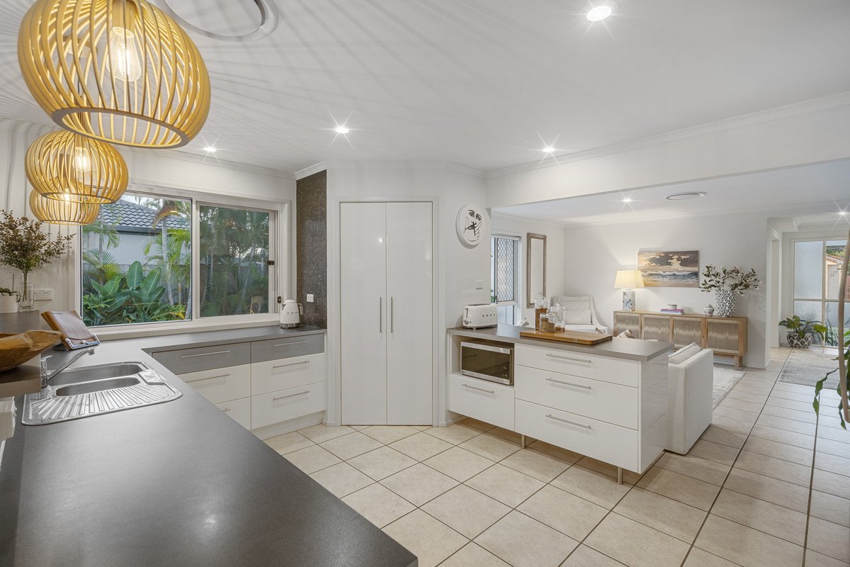 8 Seychelles Court BURLEIGH WATERS 15