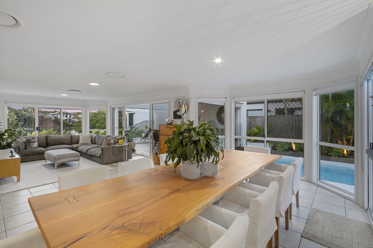 8 Seychelles Court BURLEIGH WATERS 18