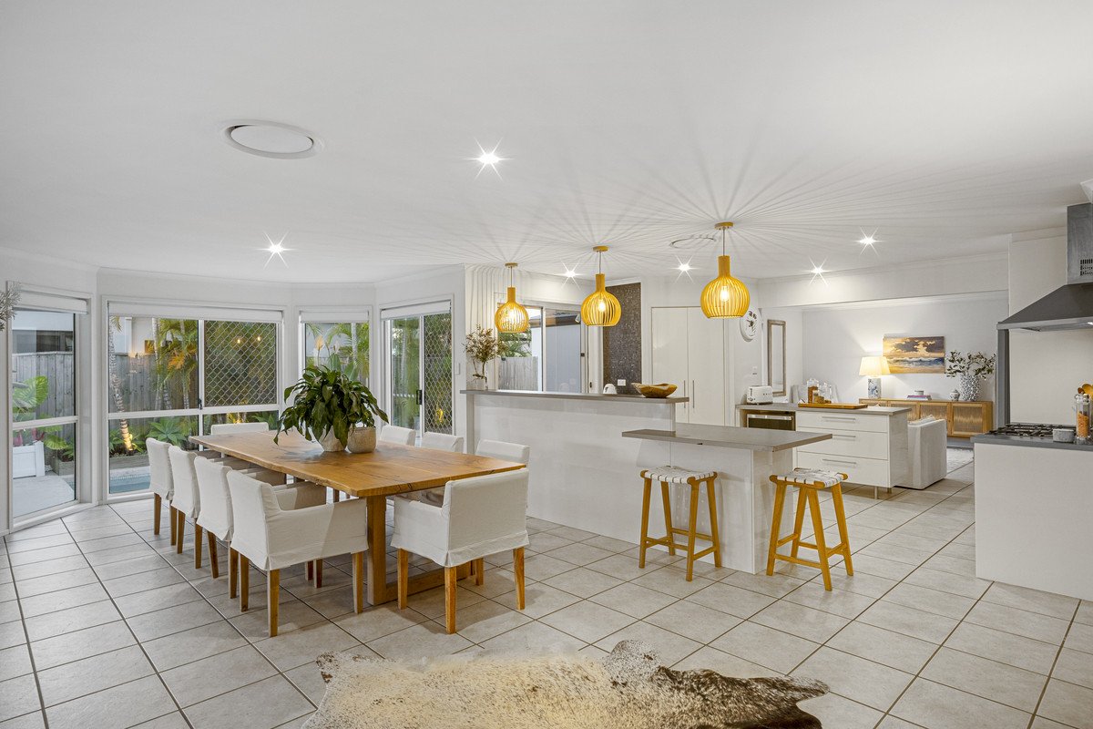 8 Seychelles Court BURLEIGH WATERS 19