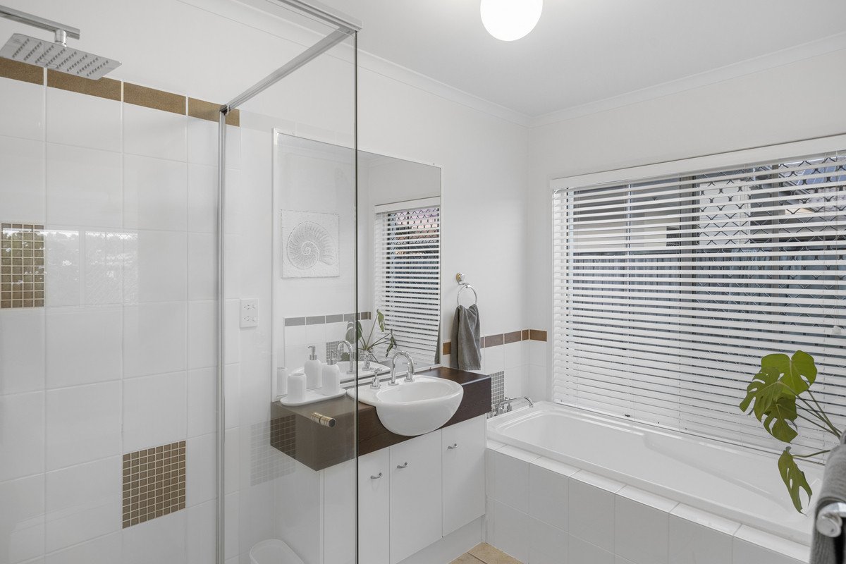 8 Seychelles Court BURLEIGH WATERS 22