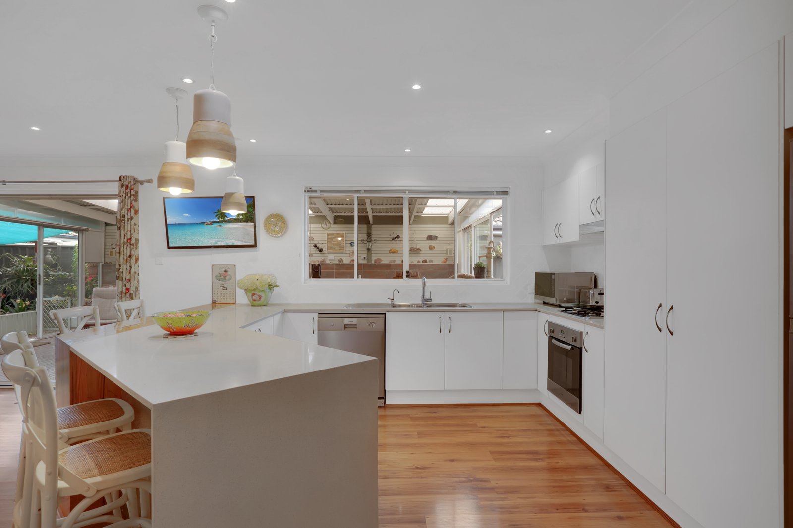 8 Shoreline Avenue HAYWARDS BAY 3