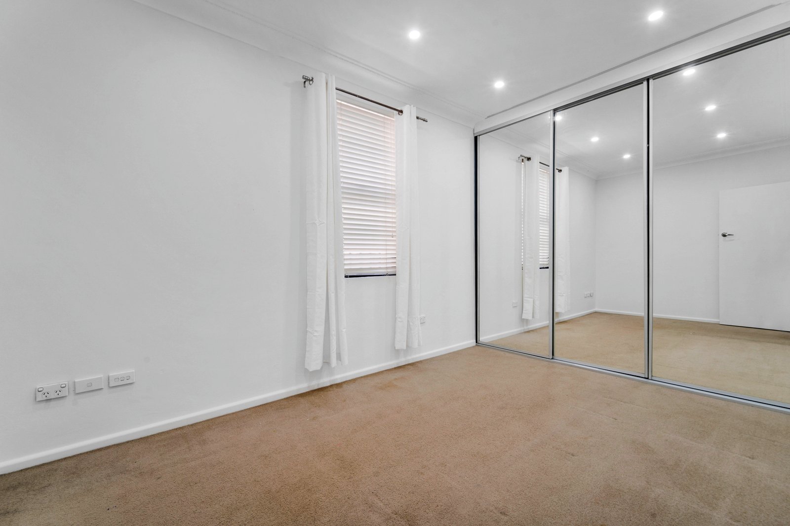 8 Simmons Rd  KINGSGROVE 3