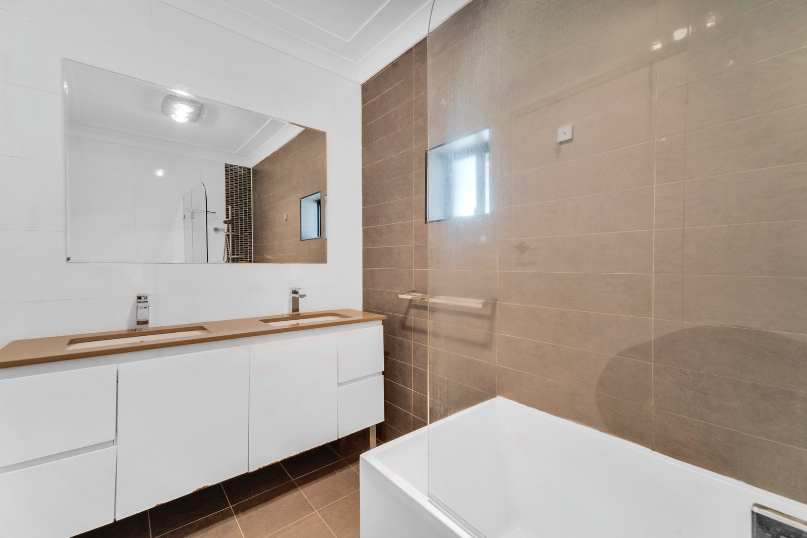 8 Simmons Rd  KINGSGROVE 5