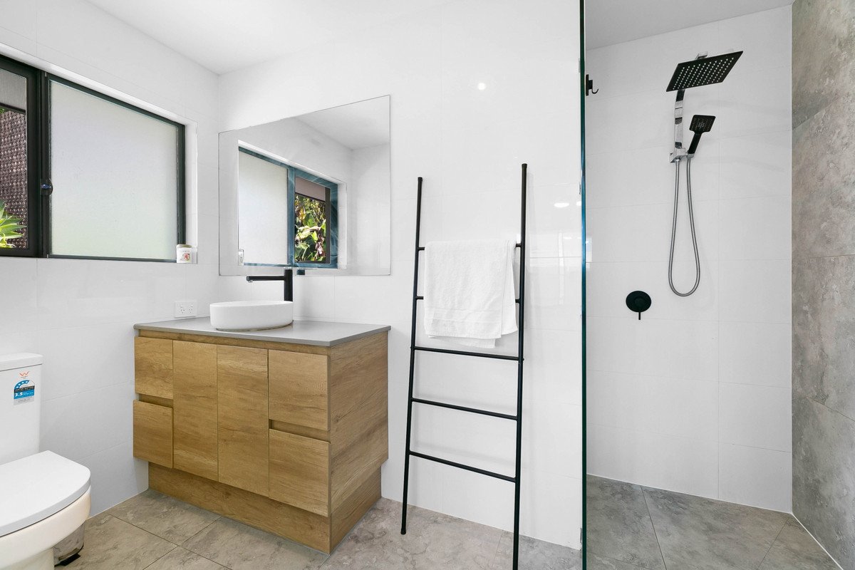 8 Sirec Way Burleigh Heads 14