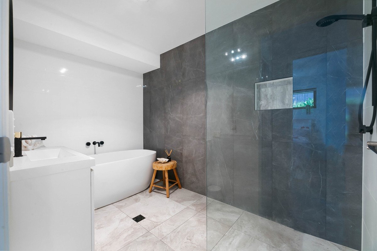 8 Sirec Way Burleigh Heads 18