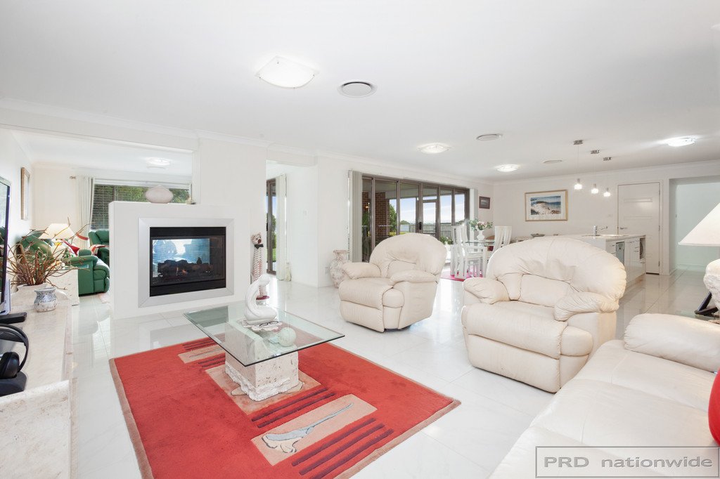 8 Swiftwing Close CHISHOLM 9