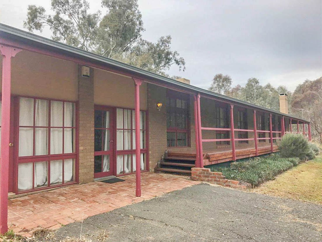 8 Sycamore Road LAKE ALBERT 1