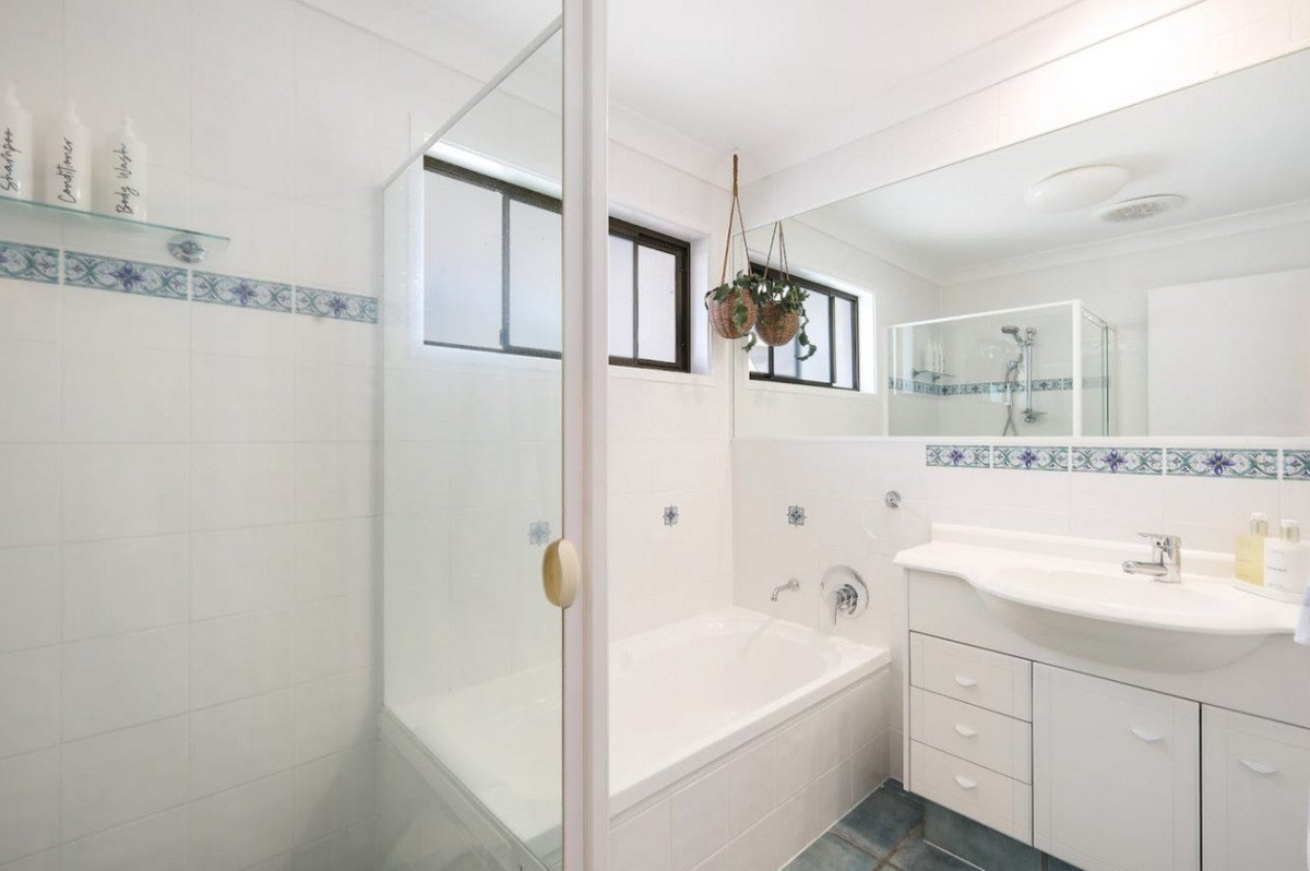 8 Tartan Court Mermaid Waters 16