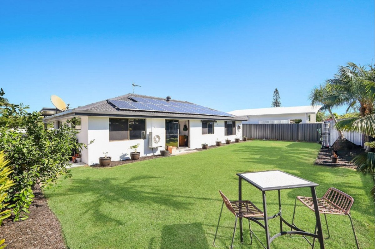 8 Tartan Court Mermaid Waters 8