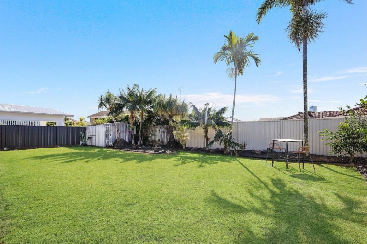 8 Tartan Court Mermaid Waters 9