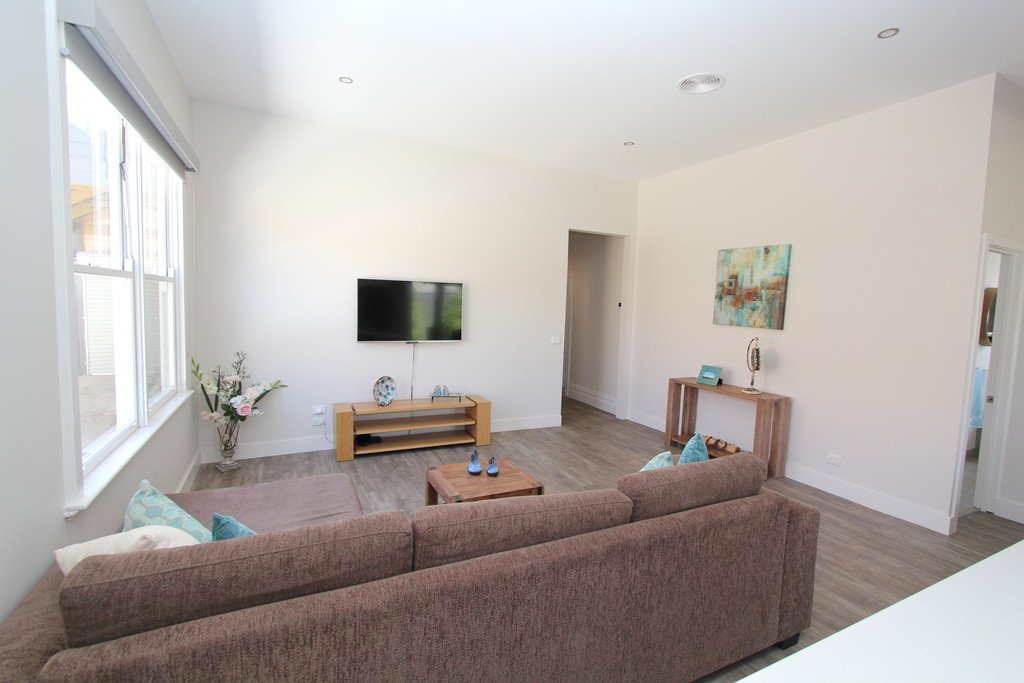 8 Thompson Street BROWN HILL 2