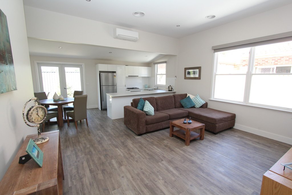 8 Thompson Street BROWN HILL 3