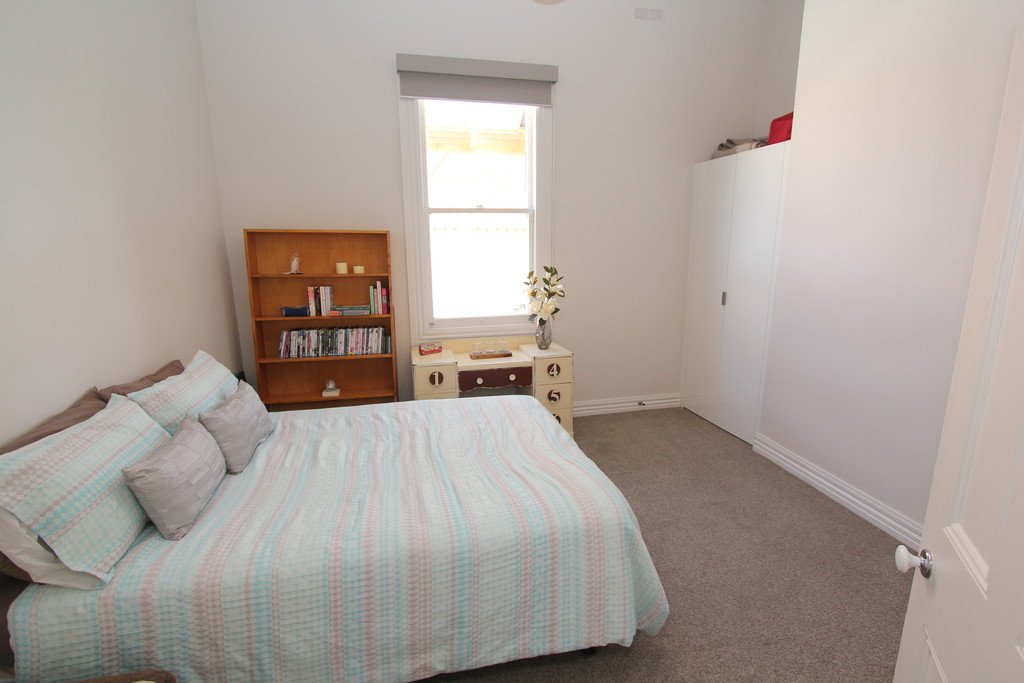 8 Thompson Street BROWN HILL 8