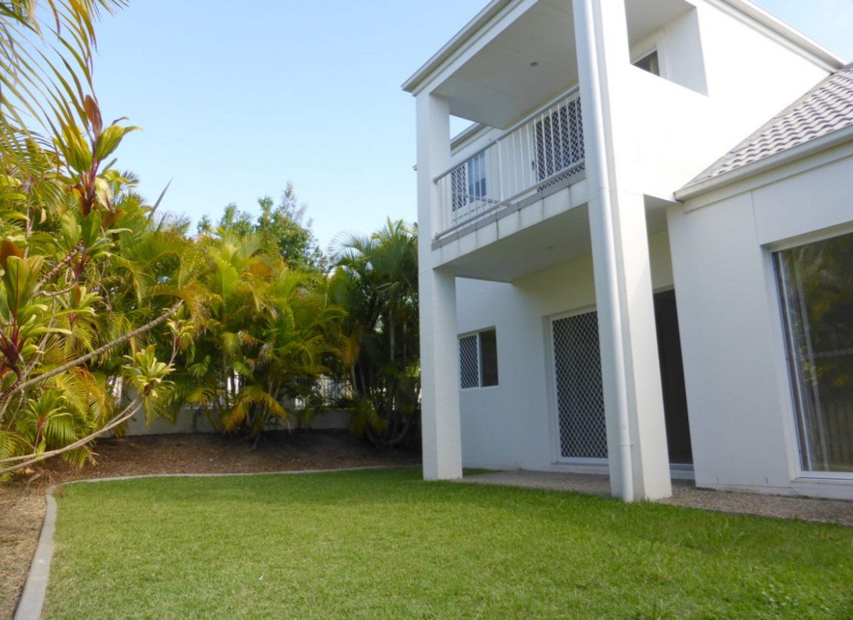 8 Valbonne Avenue VARSITY LAKES 8
