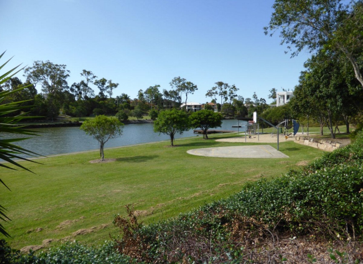 8 Valbonne Avenue VARSITY LAKES 9