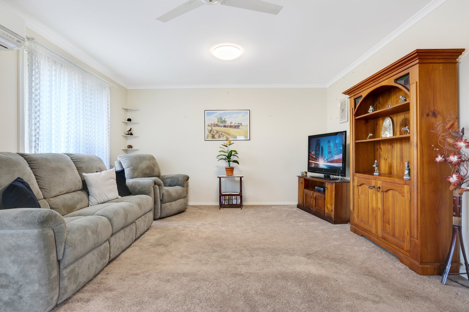 8 Willow Crescent KANAHOOKA 2