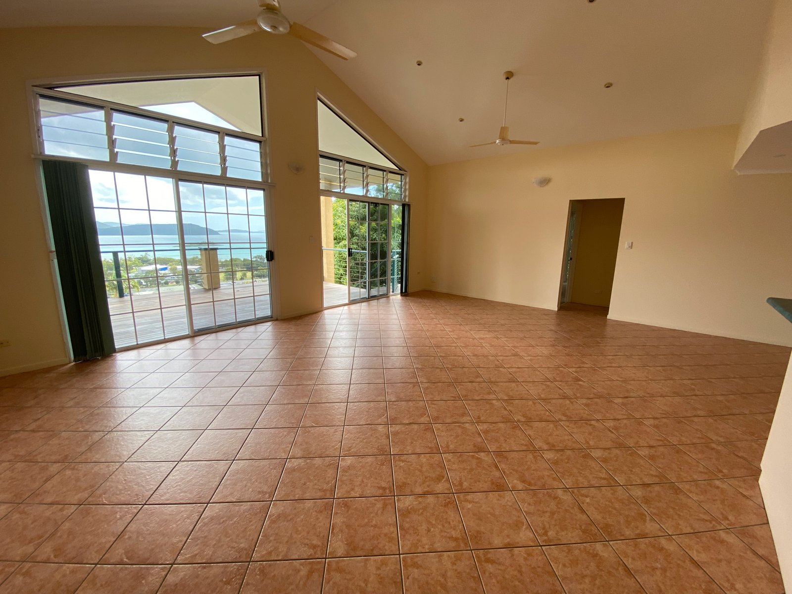 8 Woodwark Crescent CANNONVALE 4