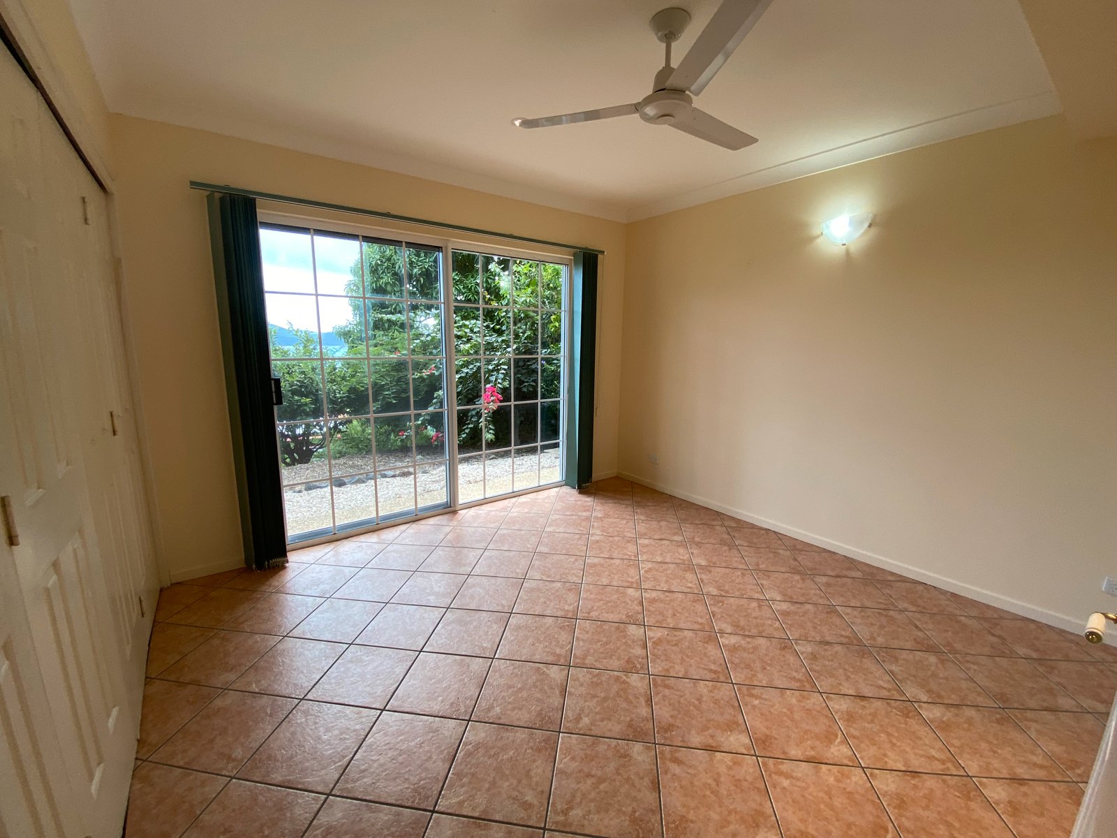 8 Woodwark Crescent CANNONVALE 7