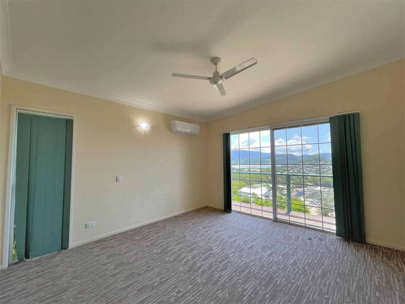 8 Woodwark Crescent CANNONVALE 8