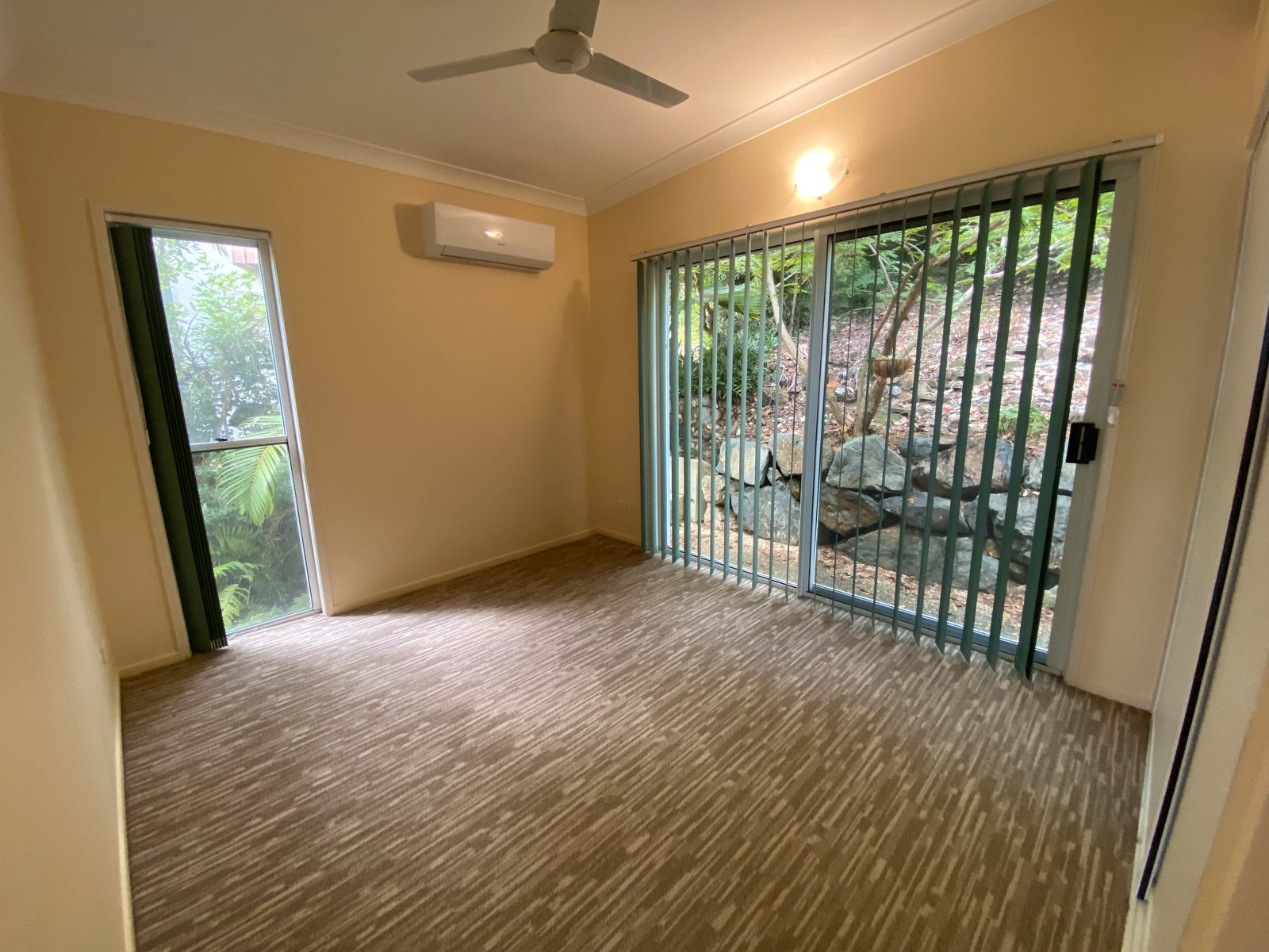 8 Woodwark Crescent CANNONVALE 9