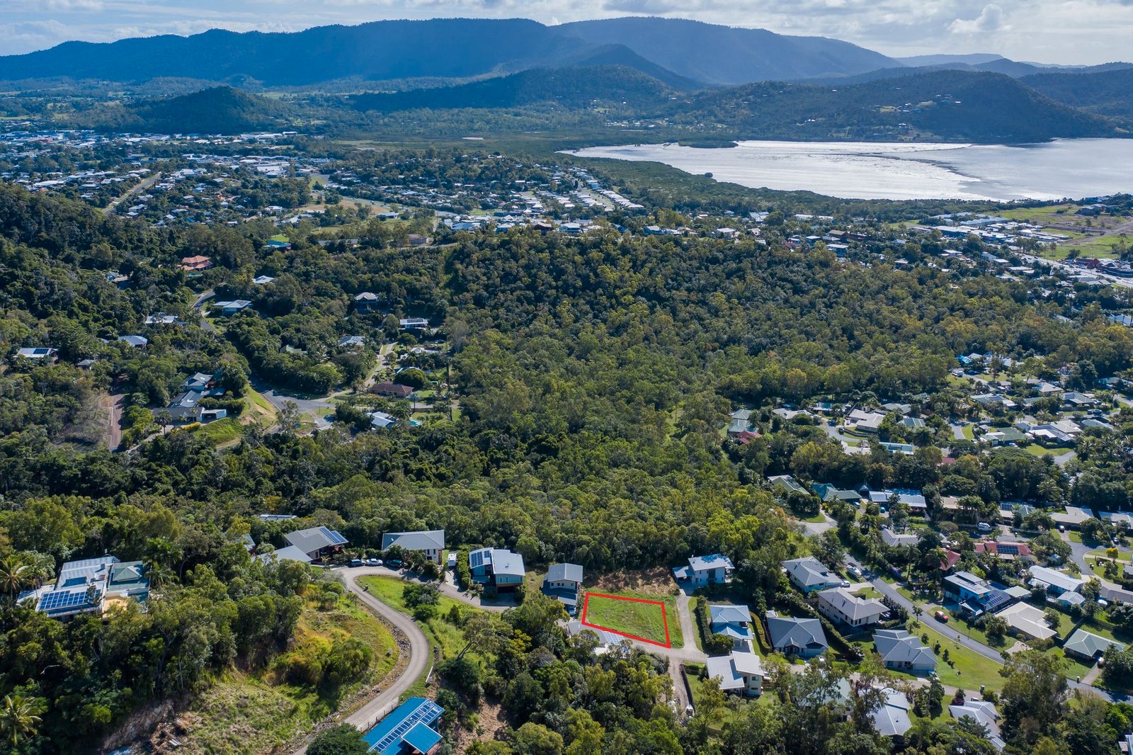 8 Yachtsman Parade CANNONVALE 1