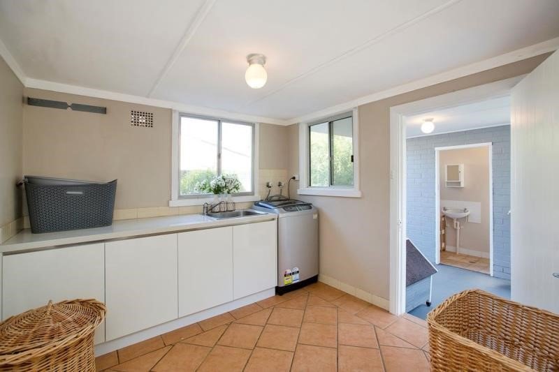 8 Yarral Avenue EAST TAMWORTH 9