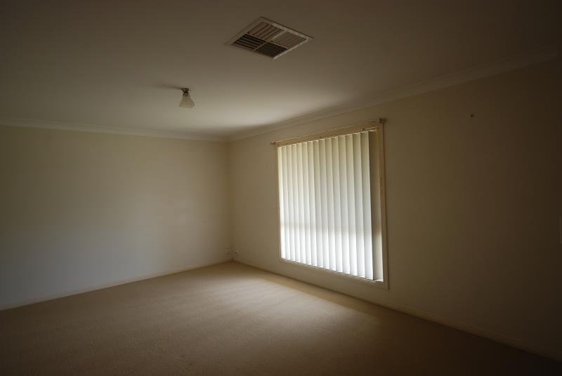 8 Yirribin Crescent GLENFIELD PARK 3