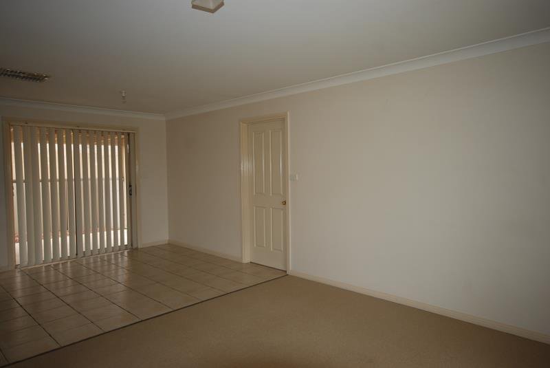8 Yirribin Crescent GLENFIELD PARK 4