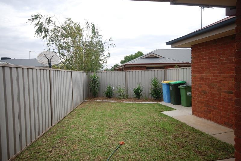 8 Yirribin Crescent GLENFIELD PARK 8