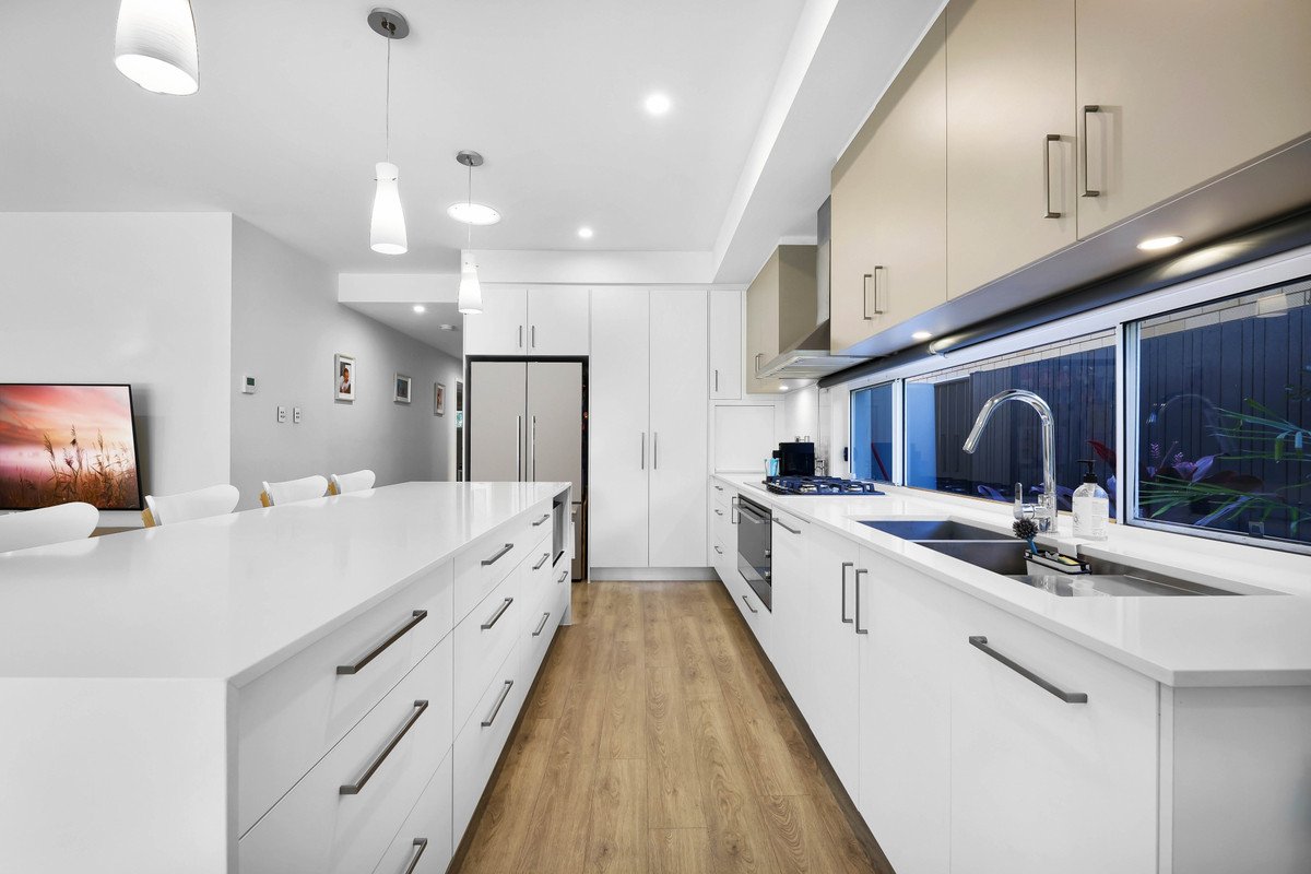 80 Sunshine Parade MIAMI 4