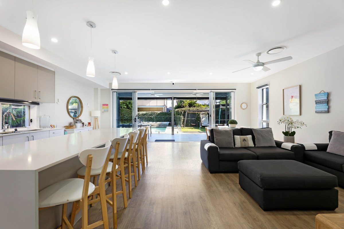 80 Sunshine Parade MIAMI 7