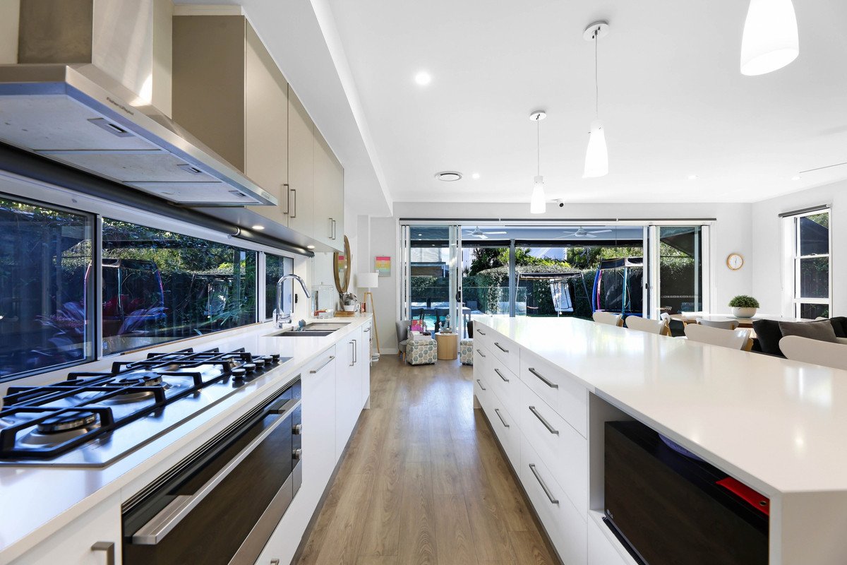 80 Sunshine Parade MIAMI 8