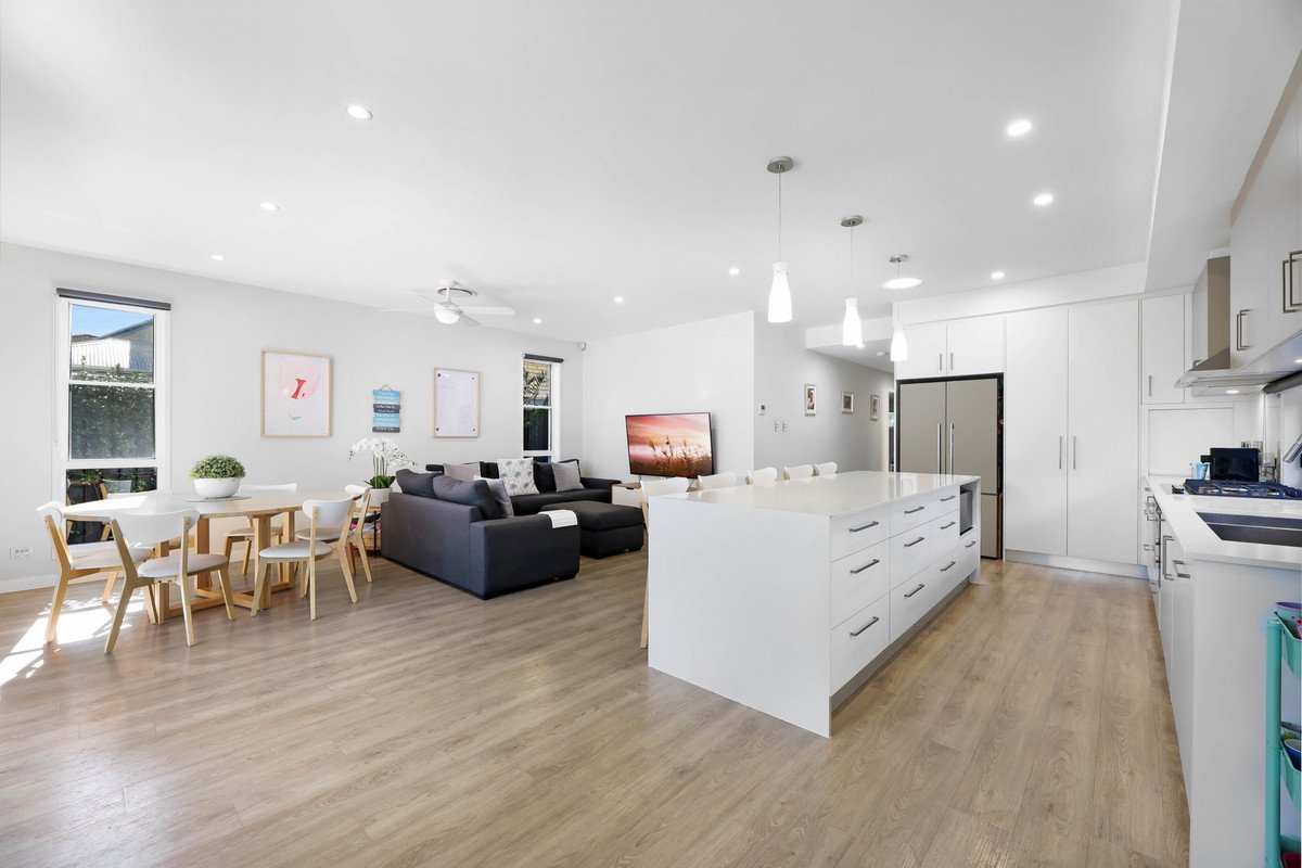 80 Sunshine Parade MIAMI 9