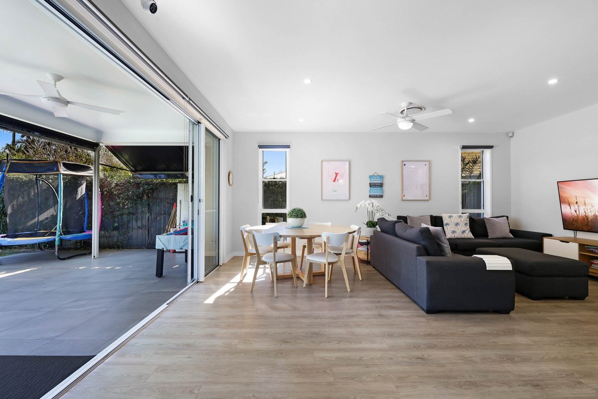 80 Sunshine Parade MIAMI 12