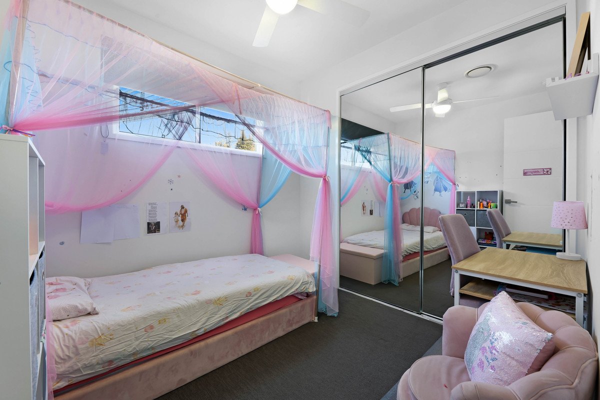 80 Sunshine Parade MIAMI 17