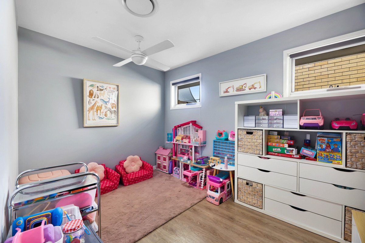 80 Sunshine Parade MIAMI 18