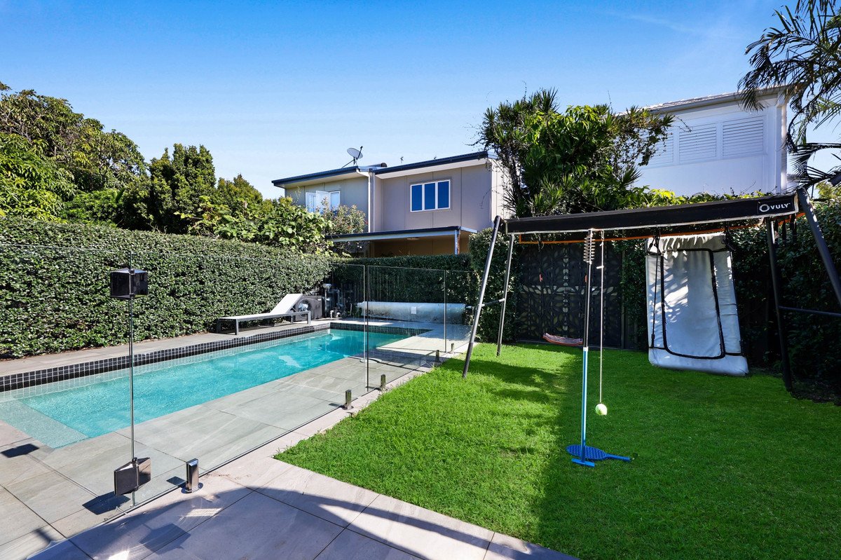 80 Sunshine Parade MIAMI 26