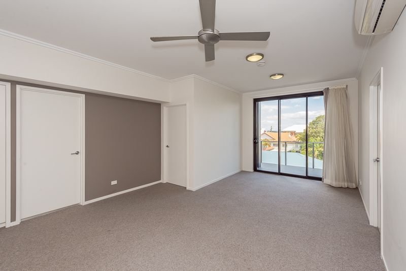 803/52 OAKA Lane GLADSTONE CENTRAL 8