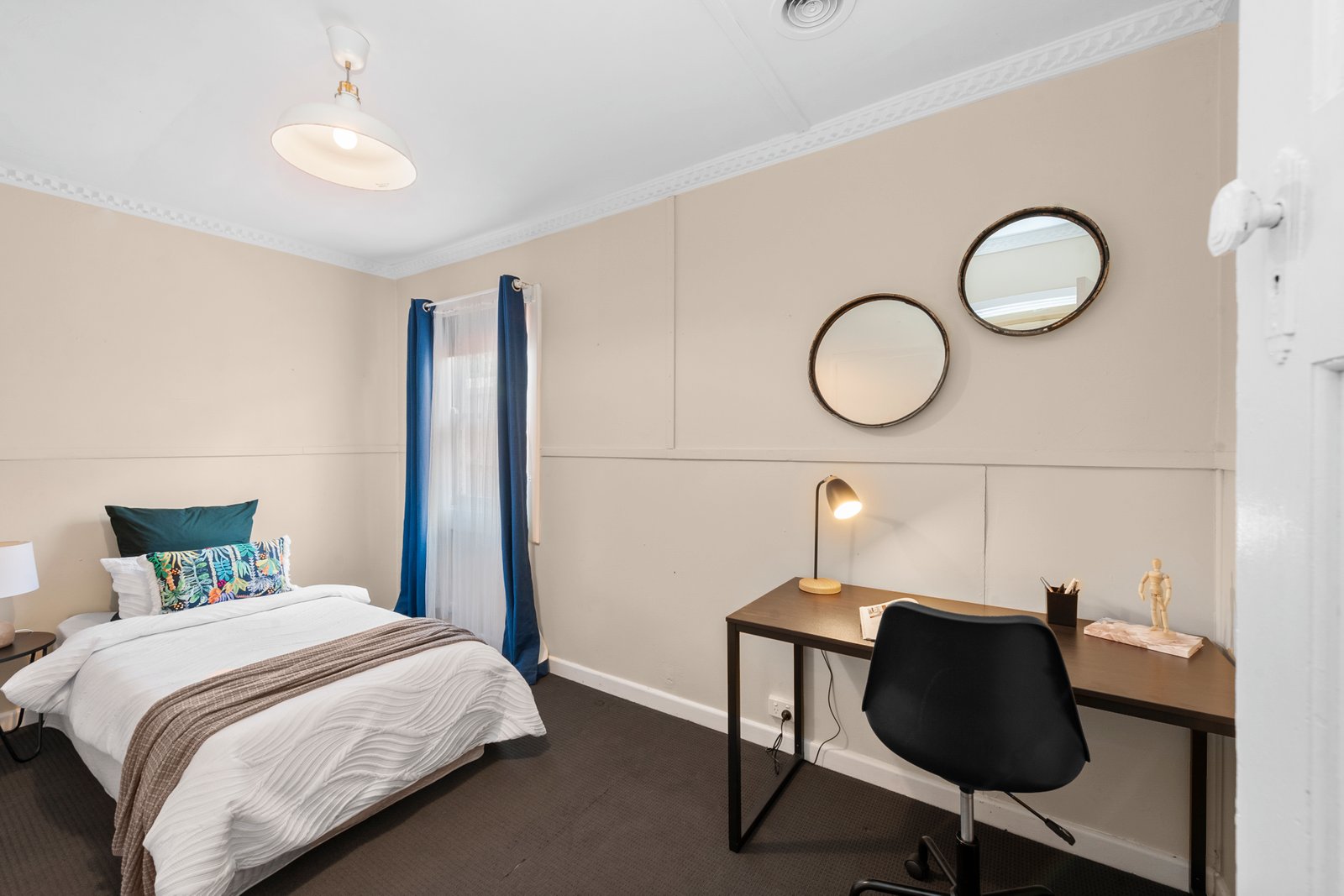Gallery: 808 Doveton Street North