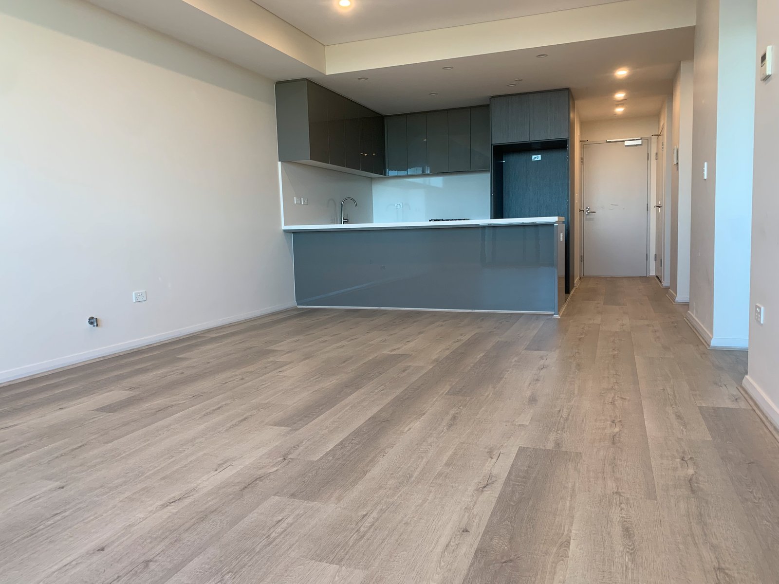 808/12 Woniora Road HURSTVILLE 1