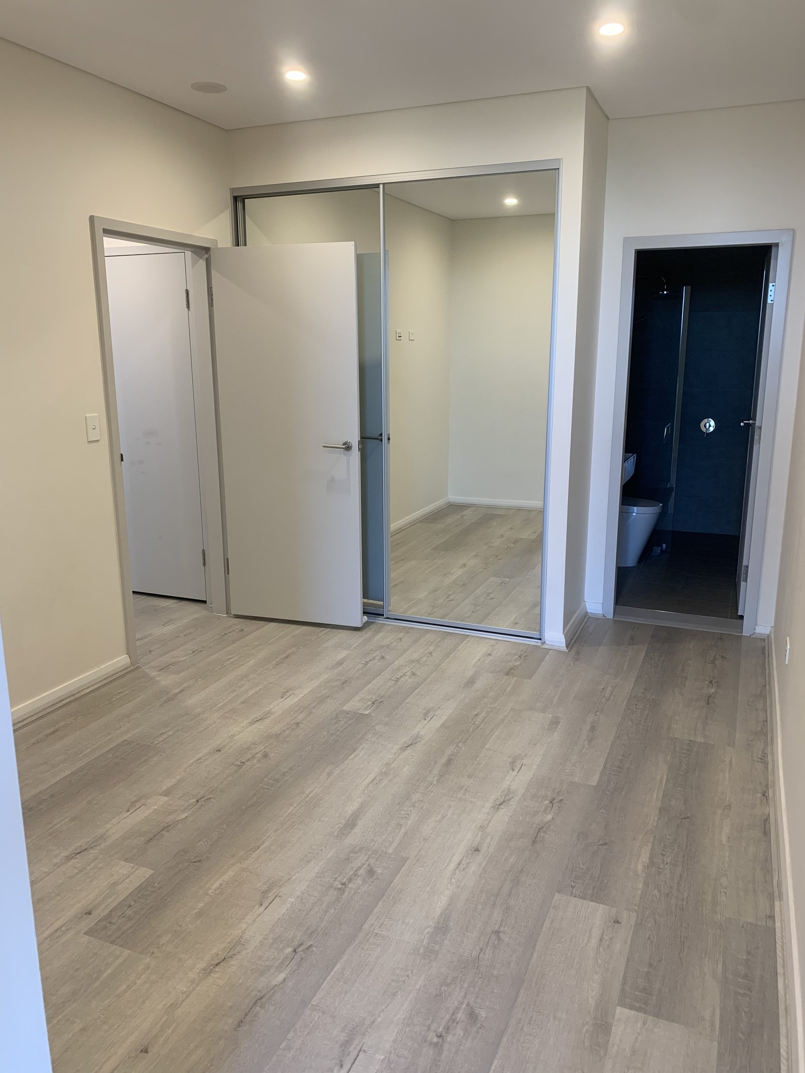 808/12 Woniora Road HURSTVILLE 5