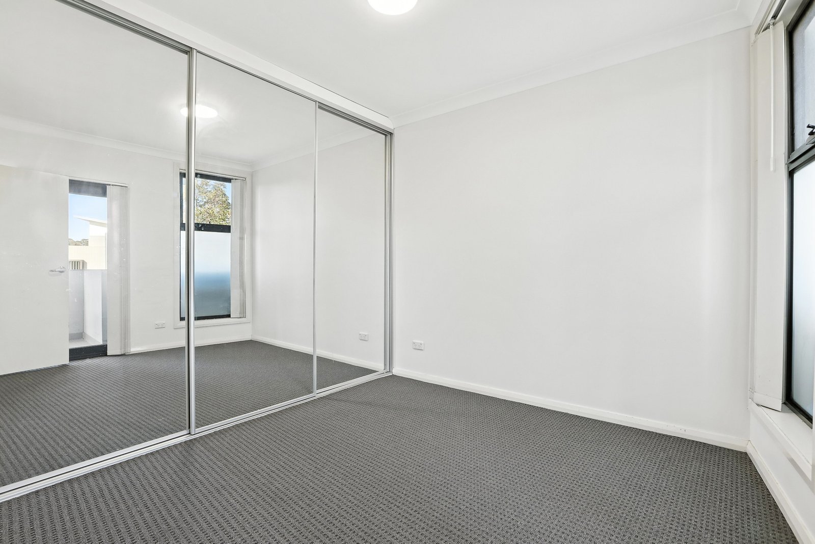 8/1 Glenmore Ridge Drive GLENMORE PARK 4