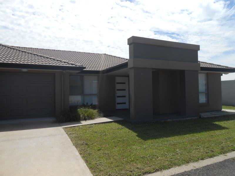 8/1 Gungurru Close TAMWORTH 1