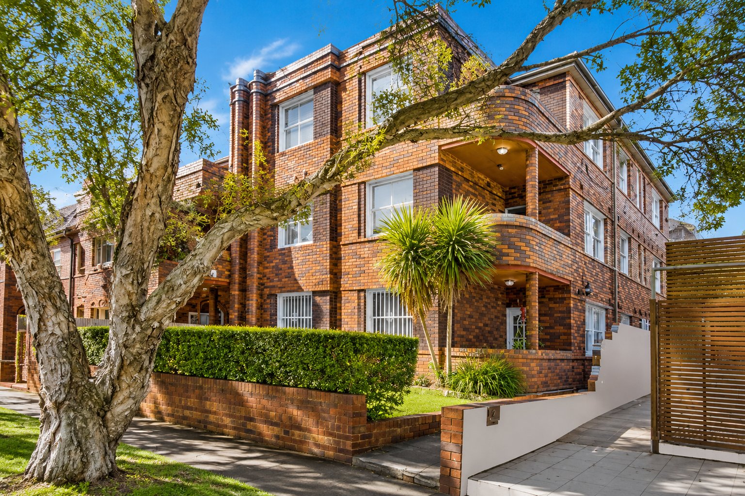 8/10 Warners Avenue NORTH BONDI 7