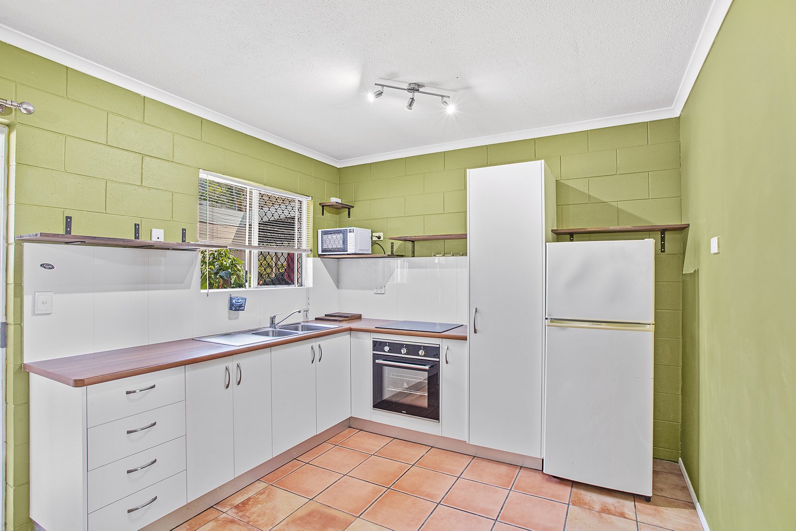8/11 Island Drive CANNONVALE 3